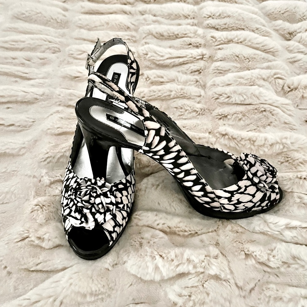 BANDOLINO PEEP TOE HEELS